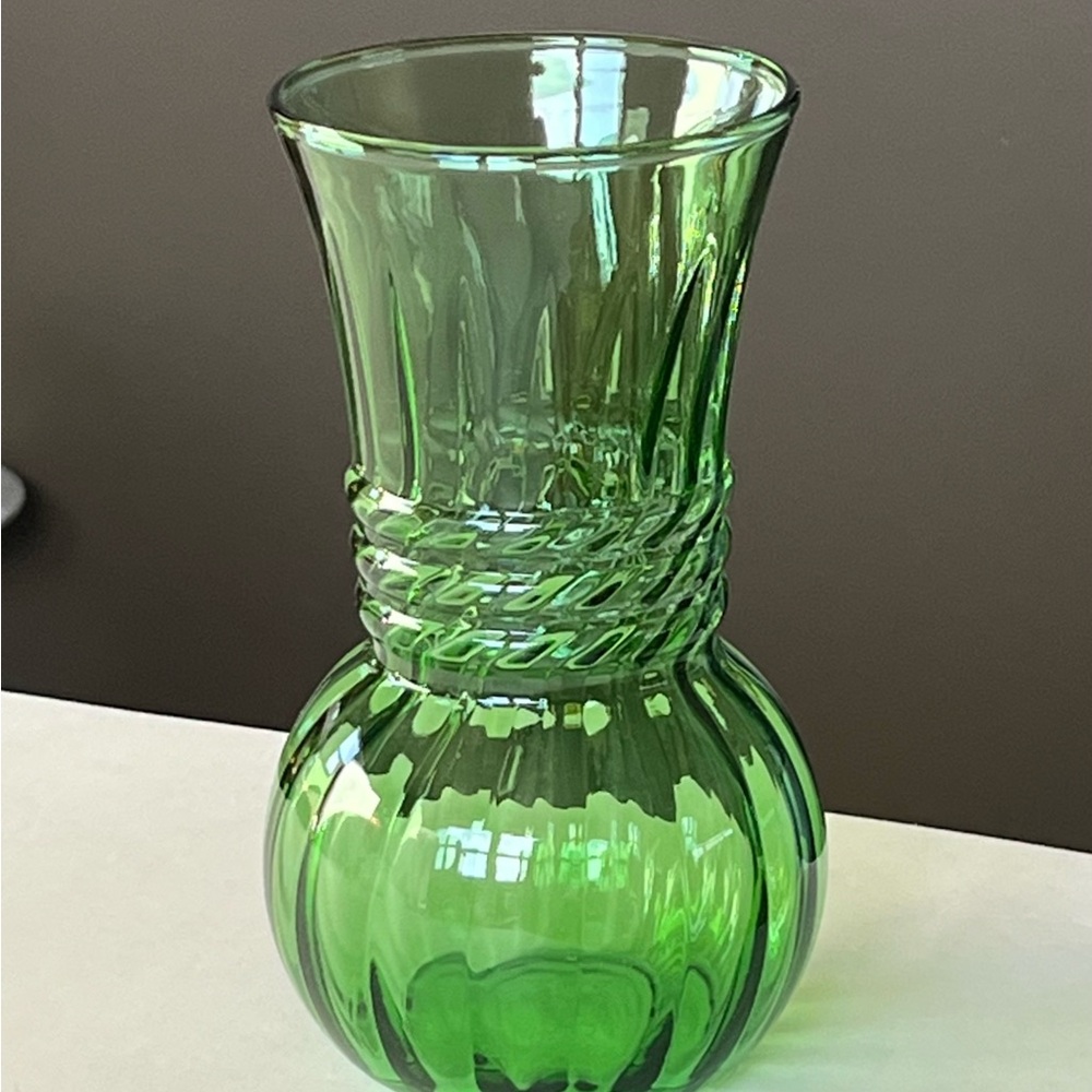 Indiana Glass/Lancaster Colony 6 in Swirl Vase-Green (Lime), optic swirl design
